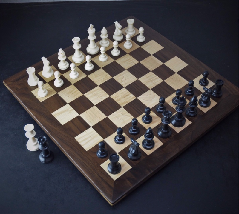 Présentation de l'échiquier et des pièces pour débuter une partie d'échecs